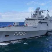 Fragata Tamandaré F-200, da Marinha do Brasil, navegando no oceano.