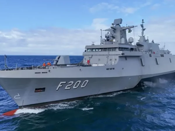 Fragata Tamandaré F-200, da Marinha do Brasil, navegando no oceano.