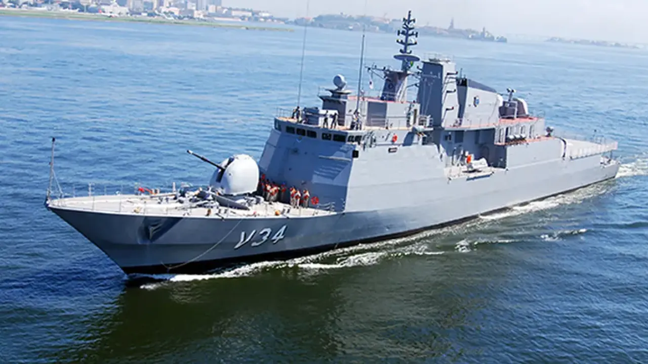 Corveta Barroso V-34, da Marinha do Brasil, navegando próximo ao litoral. Corveta Barroso V-34, da Marinha do Brasil, navegando próximo ao litoral.