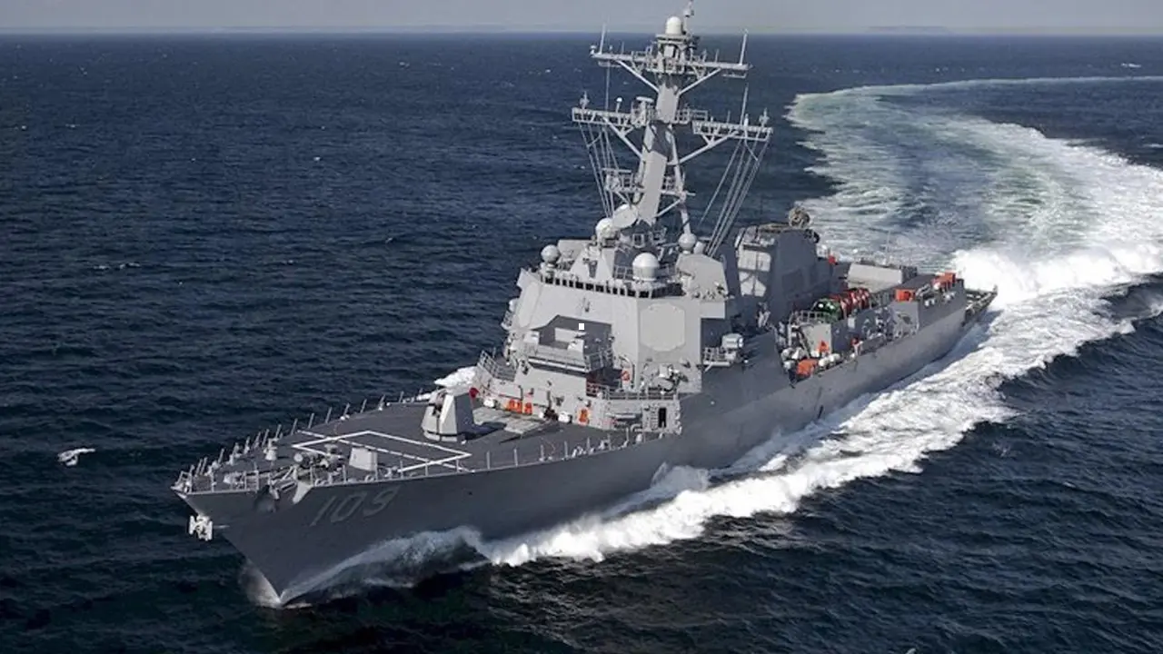 Contratorpedeiro USS Jason Dunham DDG-109, da Marinha dos Estados Unidos, navegando em alto-mar. Contratorpedeiro USS Jason Dunham DDG-109, da Marinha dos Estados Unidos, navegando em alto-mar.