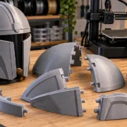 Capacete dividido em várias peças para impressão 3D sobre bancada de oficina