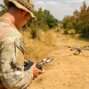 Drone militar utilizado em operações de reconhecimento e vigilância aérea.
