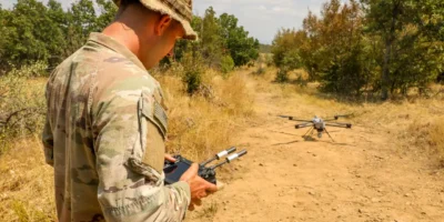 Drone militar utilizado em operações de reconhecimento e vigilância aérea.