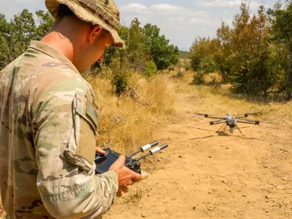 Drone militar utilizado em operações de reconhecimento e vigilância aérea.