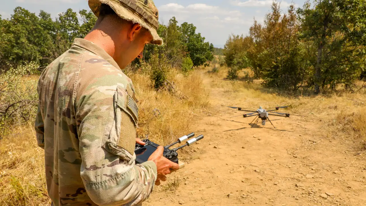 Drone militar utilizado em operações de reconhecimento e vigilância aérea.