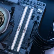 Módulos de memória RAM instalados em placa-mãe de computador, ilustrando o funcionamento do dual-channel em jogos.