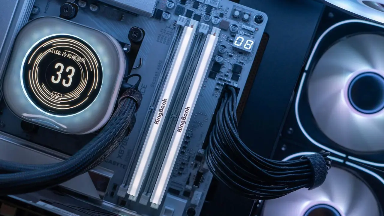 Módulos de memória RAM instalados em placa-mãe de computador, ilustrando o funcionamento do dual-channel em jogos.