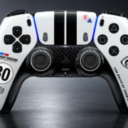 Controle DualSense de edição limitada Gran Turismo, com acabamento branco e detalhes inspirados em fibra de carbono.