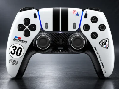Controle DualSense de edição limitada Gran Turismo, com acabamento branco e detalhes inspirados em fibra de carbono.