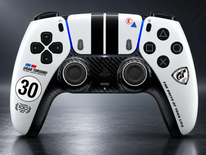 Controle DualSense de edição limitada Gran Turismo, com acabamento branco e detalhes inspirados em fibra de carbono.