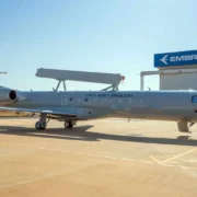 Avião-radar E-99M da Força Aérea Brasileira, com antena de vigilância aérea instalada sobre a fuselagem.