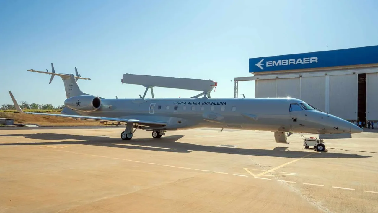 Avião-radar E-99M da Força Aérea Brasileira, com antena de vigilância aérea instalada sobre a fuselagem.