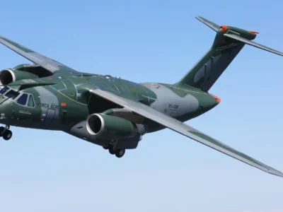 Aeronave de transporte militar C-390 Millennium desenvolvida pela Embraer em voo