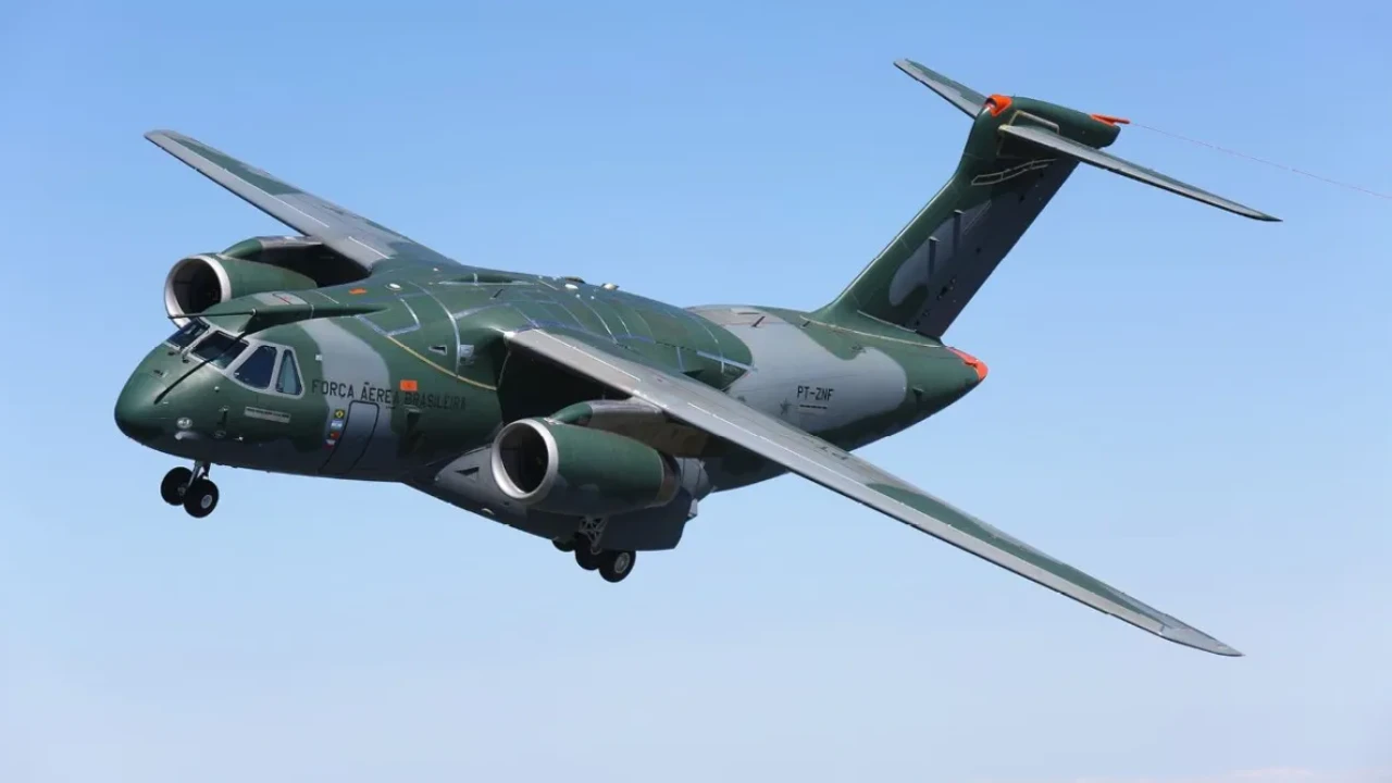 Aeronave de transporte militar C-390 Millennium desenvolvida pela Embraer em voo