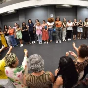 Mulher utiliza novo espaço de produção audiovisual do Espaço Empreender Mulher em Niterói