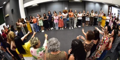 Mulher utiliza novo espaço de produção audiovisual do Espaço Empreender Mulher em Niterói
