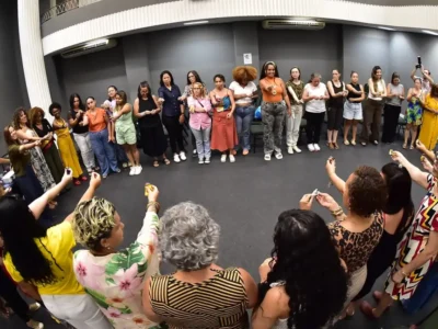 Mulher utiliza novo espaço de produção audiovisual do Espaço Empreender Mulher em Niterói