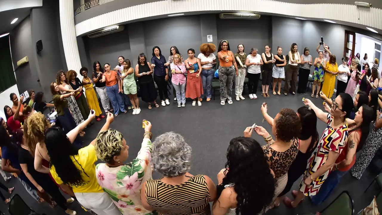 Mulher utiliza novo espaço de produção audiovisual do Espaço Empreender Mulher em Niterói