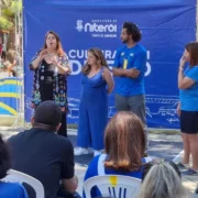 Pessoas praticam atividade física na orla de Niterói