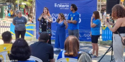 Pessoas praticam atividade física na orla de Niterói