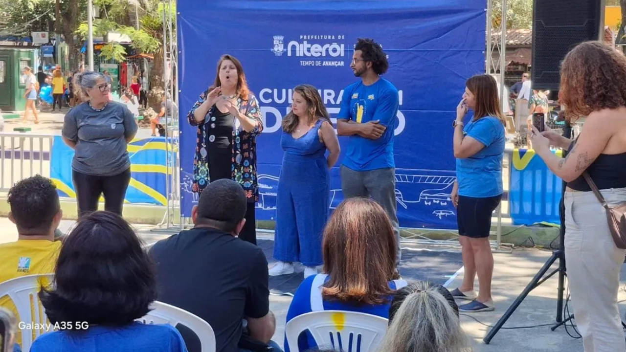 Pessoas praticam atividade física na orla de Niterói