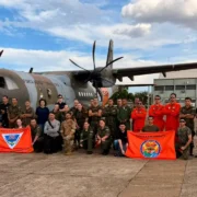 Aeronave SC-105 Amazonas SAR da Força Aérea Brasileira em voo, utilizada pelo Esquadrão Pelicano em missões de busca e salvamento.