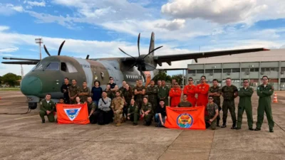 Aeronave SC-105 Amazonas SAR da Força Aérea Brasileira em voo, utilizada pelo Esquadrão Pelicano em missões de busca e salvamento.