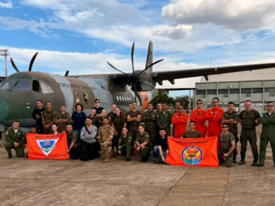 Aeronave SC-105 Amazonas SAR da Força Aérea Brasileira em voo, utilizada pelo Esquadrão Pelicano em missões de busca e salvamento.