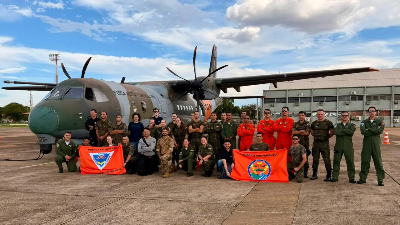 Aeronave SC-105 Amazonas SAR da Força Aérea Brasileira em voo, utilizada pelo Esquadrão Pelicano em missões de busca e salvamento.