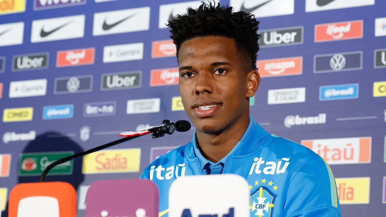 Estêvão comemora gol da Seleção Brasileira contra a Índia em Calcutá