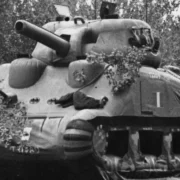 Tanque militar inflável em exposição no International Spy Museum, representando os veículos falsos usados pelo Exército Fantasma na Segunda Guerra Mundial.