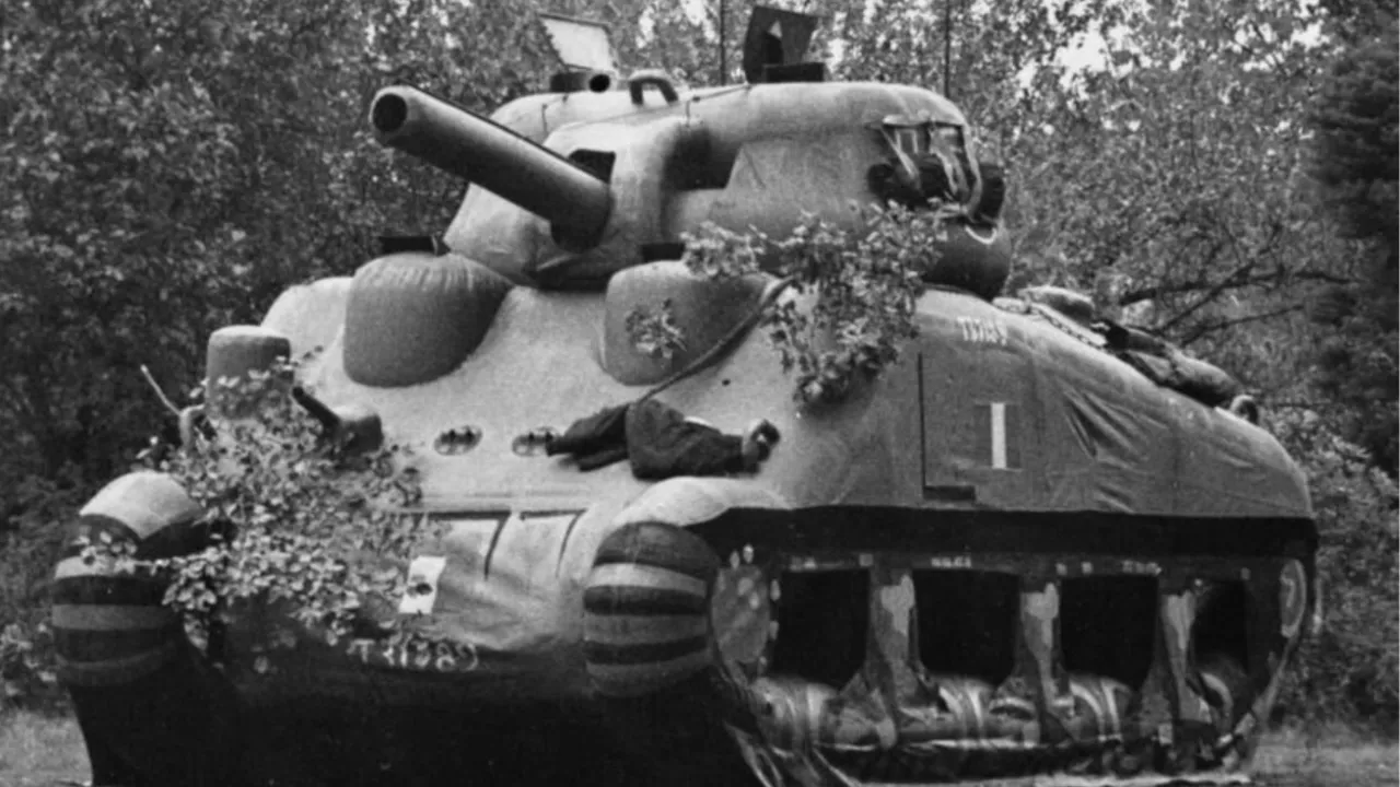 Tanque militar inflável em exposição no International Spy Museum, representando os veículos falsos usados pelo Exército Fantasma na Segunda Guerra Mundial.