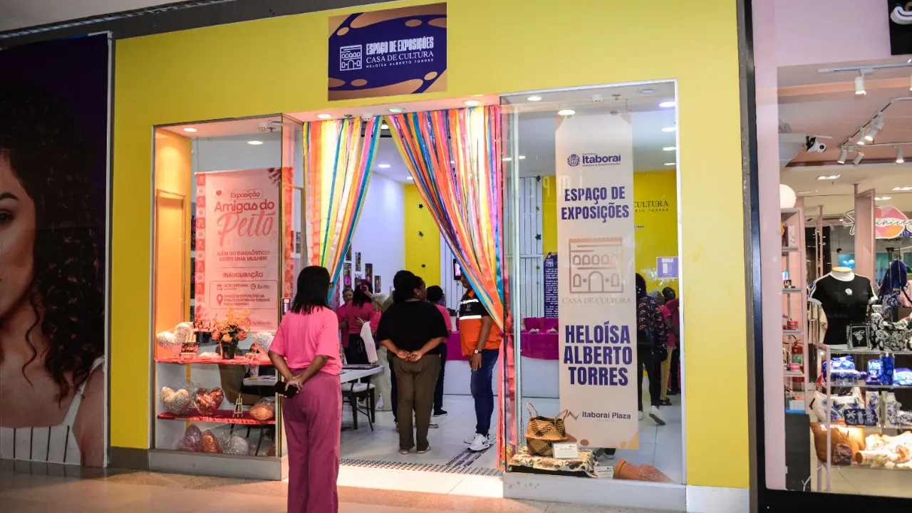 Exposição das Amigas do Peito no Itaboraí Plaza Shopping durante o Outubro Rosa