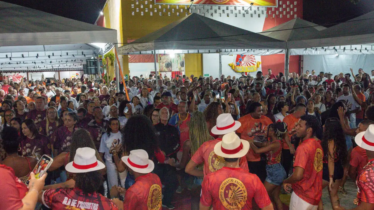 Fantasias da União de Maricá na exposição Carnavais da Utopia