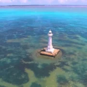 Farol da Ilha Rasa, no litoral do Rio de Janeiro, estrutura histórica de sinalização marítima utilizada para orientar embarcações.