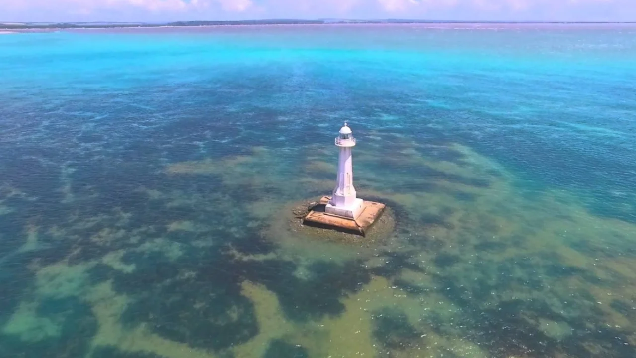 Farol da Ilha Rasa, no litoral do Rio de Janeiro, estrutura histórica de sinalização marítima utilizada para orientar embarcações.