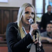 Fernanda Louback discursa na Câmara Municipal de Niterói