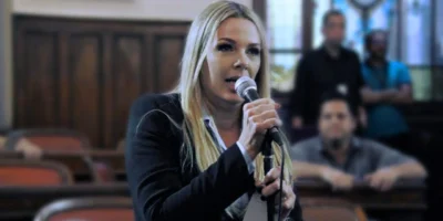 Fernanda Louback discursa na Câmara Municipal de Niterói