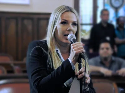 Fernanda Louback discursa na Câmara Municipal de Niterói