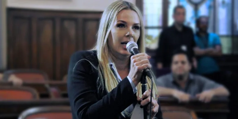 Fernanda Louback discursa na Câmara Municipal de Niterói