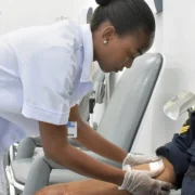 Profissional de enfermagem aplica medicação durante atendimento em hospital brasileiro.