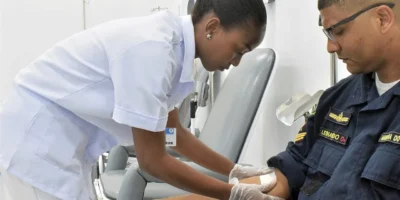 Profissional de enfermagem aplica medicação durante atendimento em hospital brasileiro.