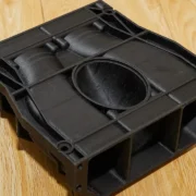 Peça técnica impressa em 3D com filamento reforçado com fibra de carbono