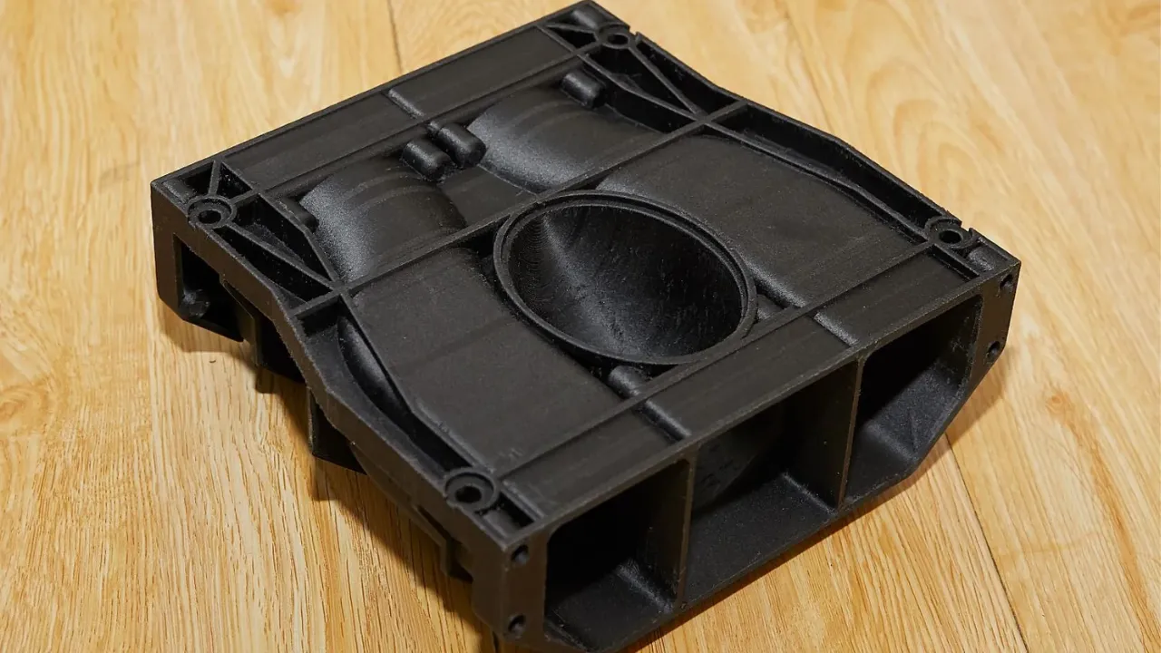 Peça técnica impressa em 3D com filamento reforçado com fibra de carbono