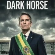 Cartaz do filme Dark Horse apresenta personagem com faixa presidencial brasileira diante de edifício oficial, sob céu nublado.