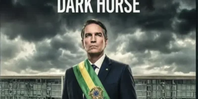 Cartaz do filme Dark Horse apresenta personagem com faixa presidencial brasileira diante de edifício oficial, sob céu nublado.