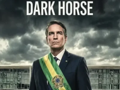 Cartaz do filme Dark Horse apresenta personagem com faixa presidencial brasileira diante de edifício oficial, sob céu nublado.