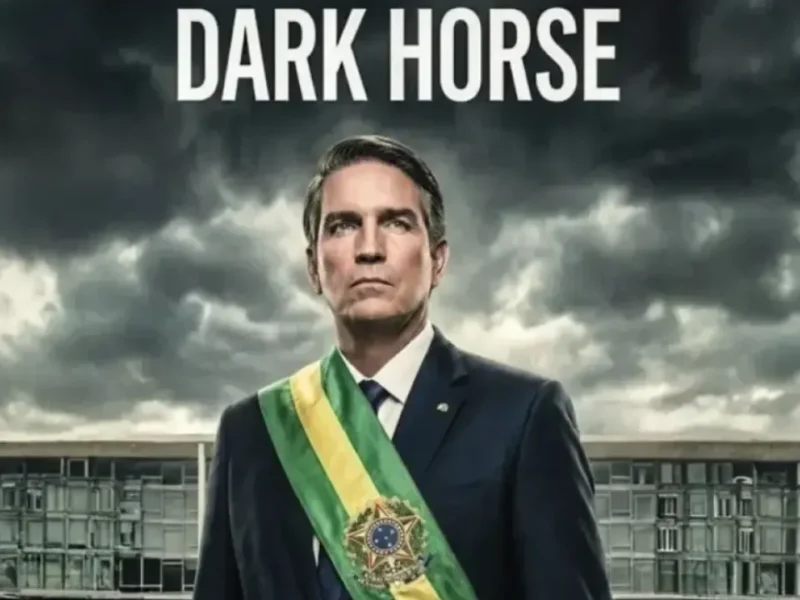 Cartaz do filme Dark Horse apresenta personagem com faixa presidencial brasileira diante de edifício oficial, sob céu nublado.