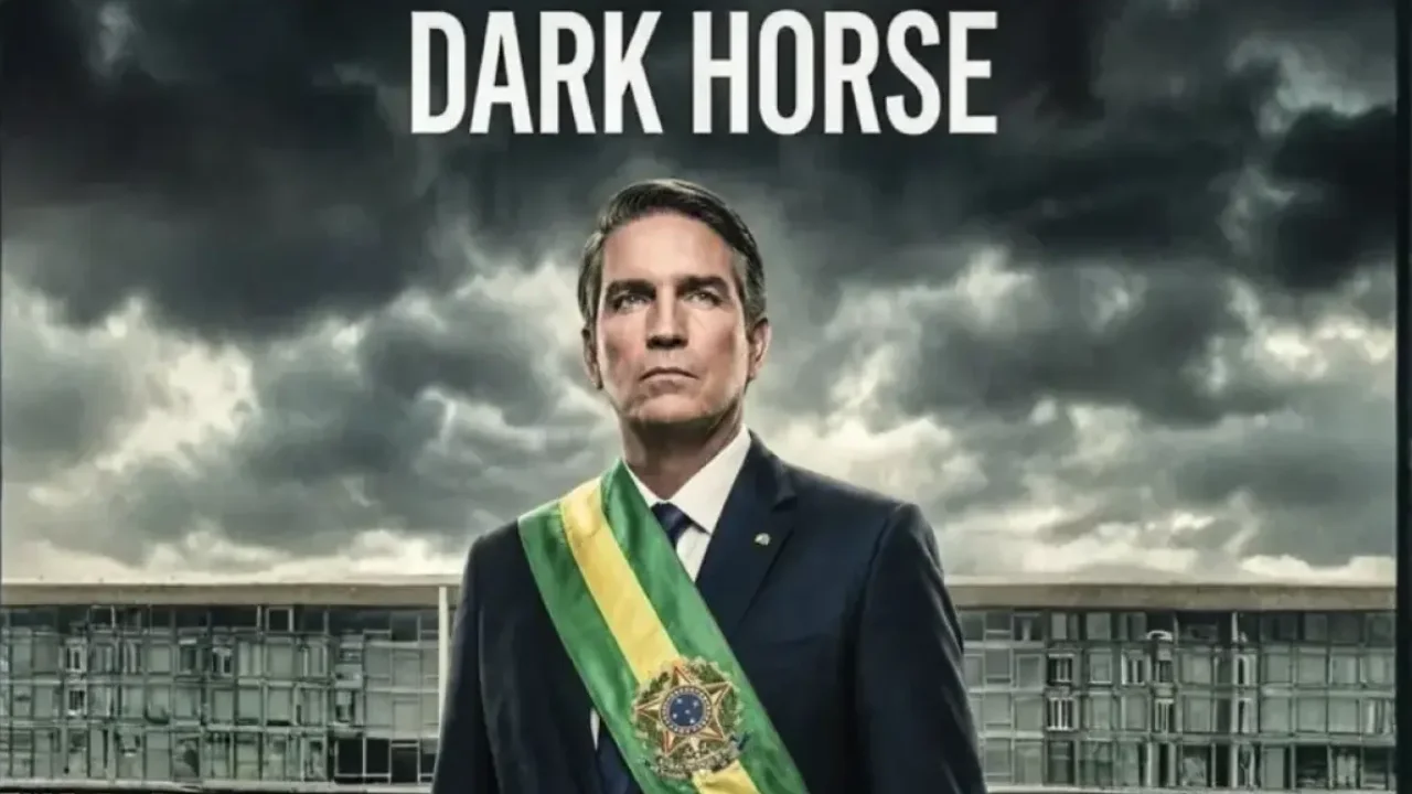 Cartaz do filme Dark Horse apresenta personagem com faixa presidencial brasileira diante de edifício oficial, sob céu nublado.