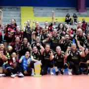 Jogadoras do Sesc RJ Flamengo comemoram o 21º título carioca de vôlei feminino após vitória sobre o Fluminense